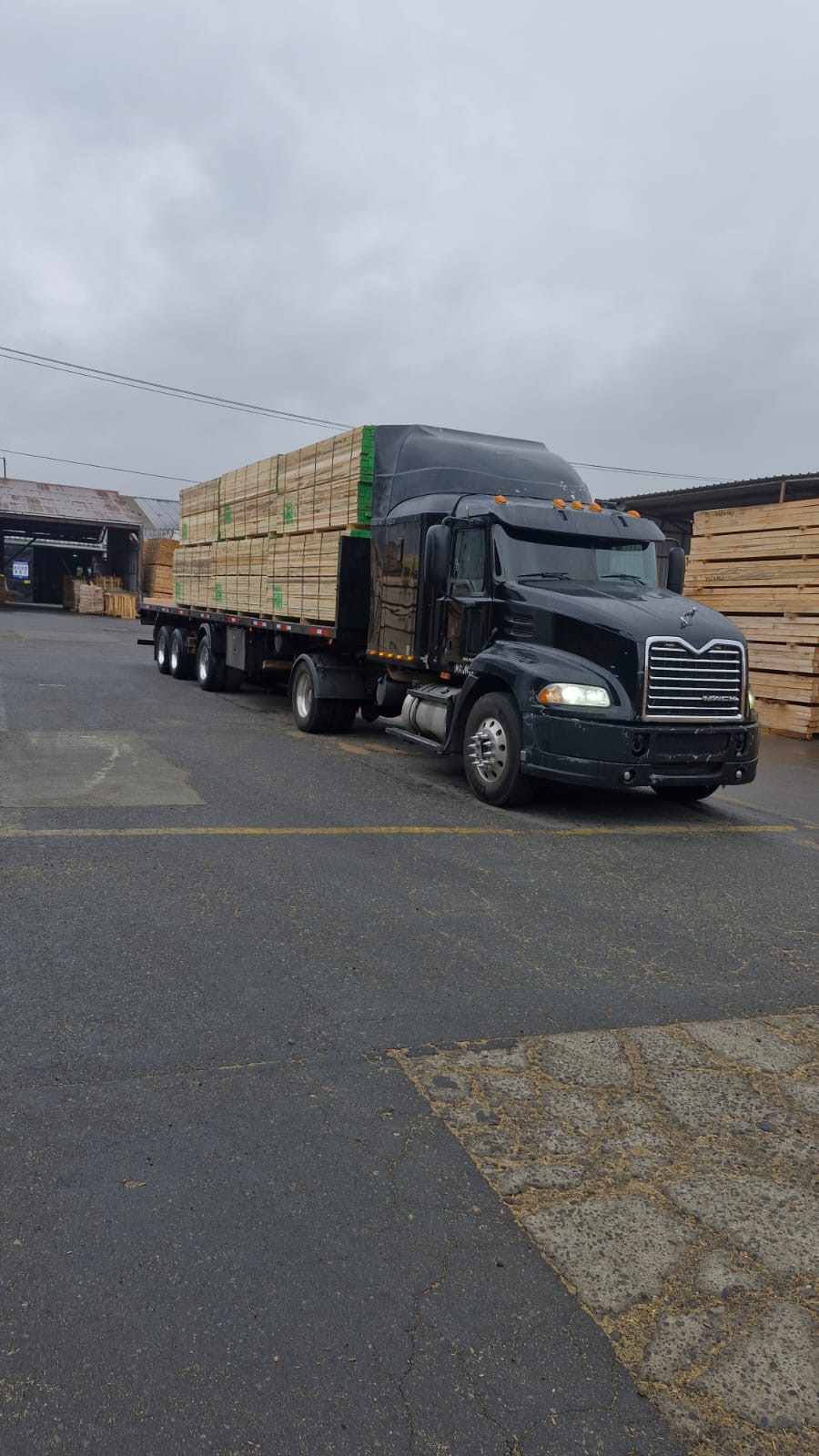 Tractocamión Mack transportando madera