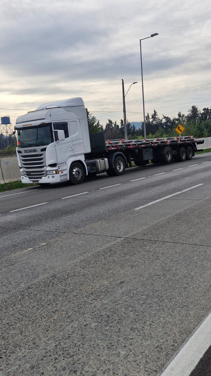 Tractocamión Scania de Transportes Mavic con rampla plana abierta