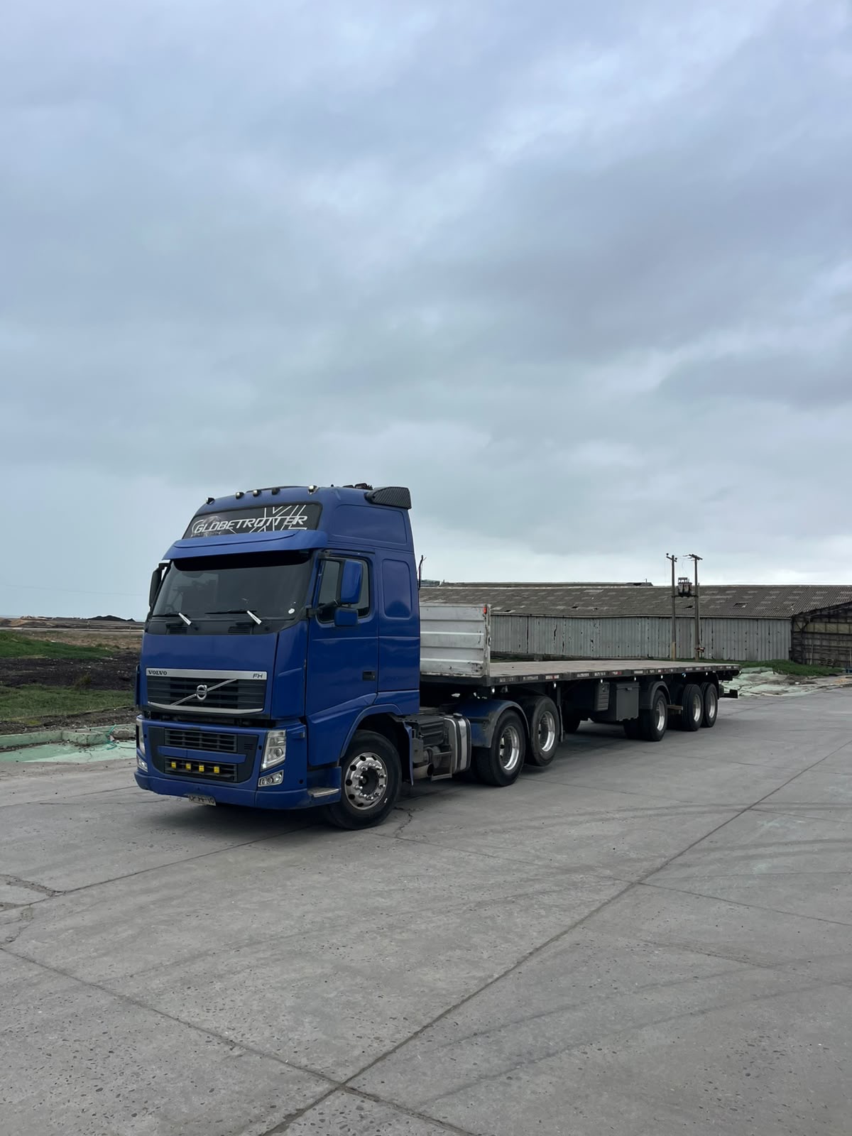 Tractocamión Volvo de Transportes Mavic con rampla abierta y barandas